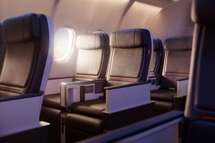 ▲「達美尊尚客艙」（Delta Premium Select）同步升級，採用全新記憶泡棉座墊與現代化座椅材質設計，提升長程飛行舒適體驗。　圖：達美航空／提供
