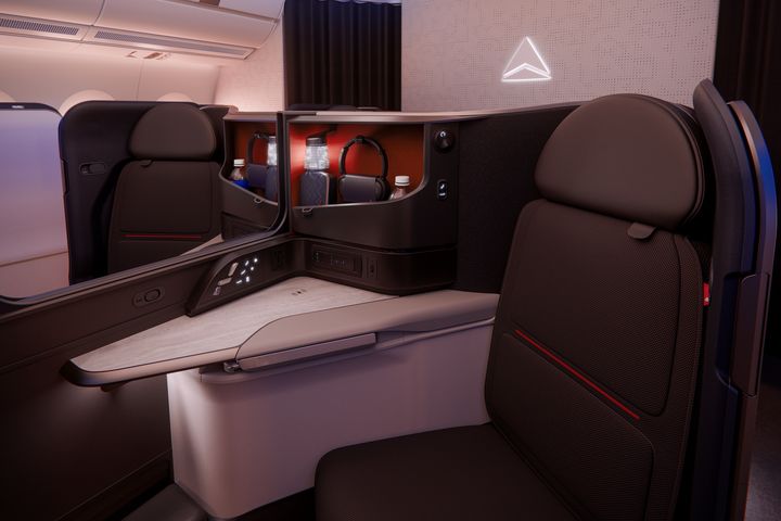 ▲全新套房式的「達美至臻商務艙」於中間座位設置可開關滑動隔板設計，旅客可依需求與同行者共享空間，或關閉以保有完整隱私。　圖：達美航空／提供