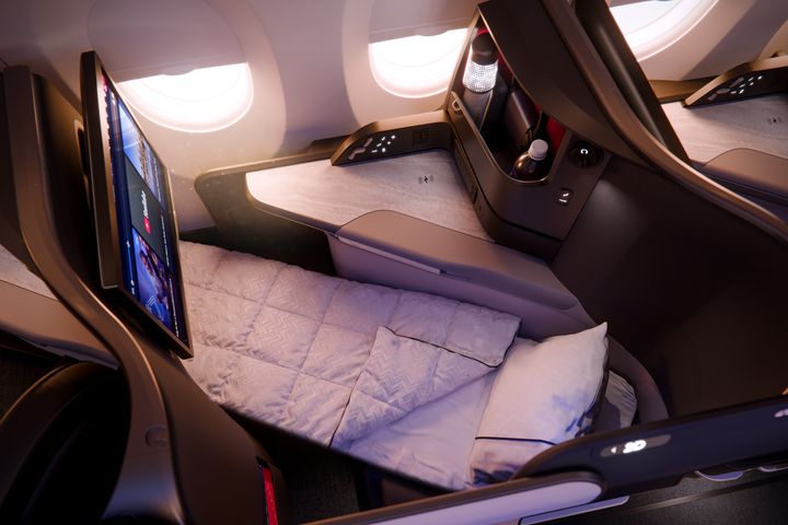 全新套房式的「達美至臻商務艙」（Delta One® suite）採用升級 pillow-top 座墊設計，結合床墊與 Missoni 精品寢具，為旅客在三萬英呎高空打造舒適睡眠體驗。　圖：達美航空／提供 