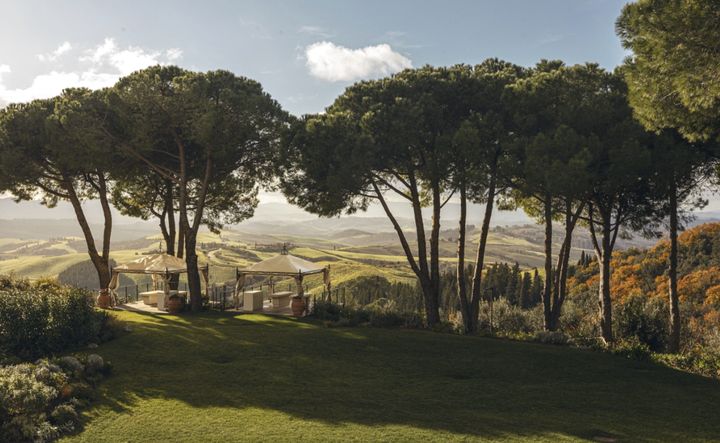 ▲義大利托斯卡尼「Castelfalfi」規劃酒莊巡禮、橄欖油品鑑、認識香草等課程。　圖：Heavens Portfolio／提供