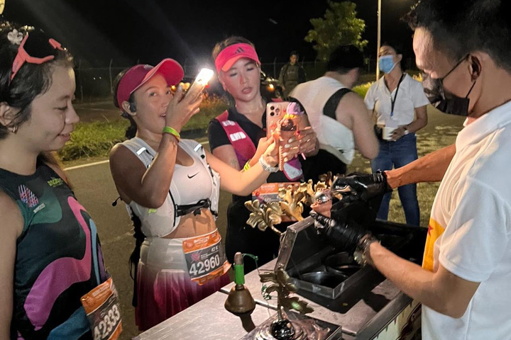 ▲賽事主打趣味路跑形式，賽道中也配置補給站與地方特色餐飲，強調「邊跑邊吃、邊跑邊玩」的輕鬆氛圍。　圖：翊聖國際旅行社／提供