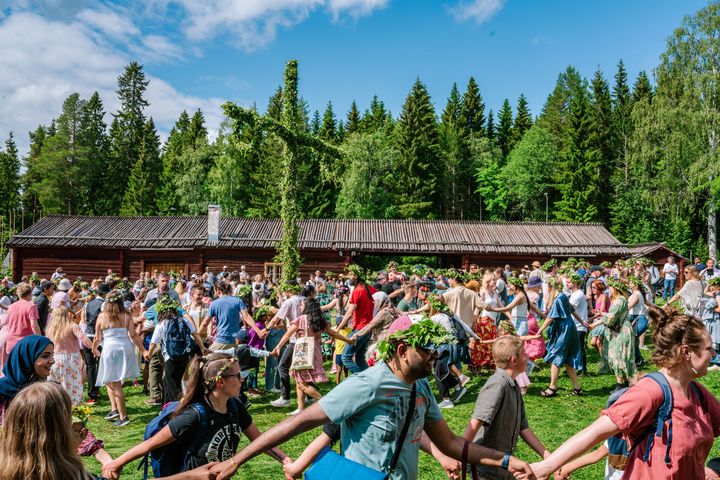 ▲仲夏節（Midsommar）是北歐最受歡迎的傳統節日之一，佩戴花冠、圍繞仲夏柱（Maypole）跳舞、唱歌，迎接夏至與陽光的來臨。　圖：shutterstock／來源