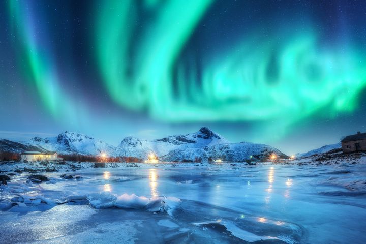挪威羅弗敦群島白雪皚皚的山峰與舞動的北極光。　圖：shutterstock／來源 