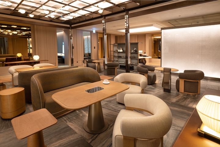 ▲大韓航空頭等艙休息室中央大廳設計靈感來自韓國傳統美學，巧妙融入了木質柱樑、苧麻等元素，營造出高雅的藝術氛圍。　圖：大韓航空／提供