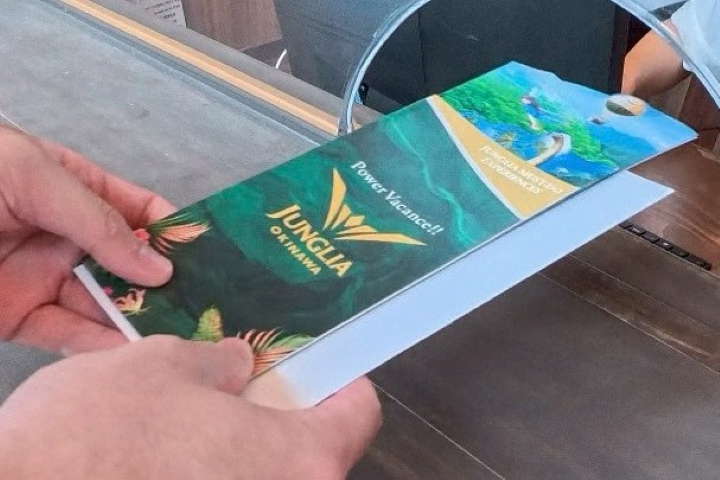 ▲園方提供外國旅客額外的小火車搭乘券與貴賓室入場券。　記者-游琮玄／攝影