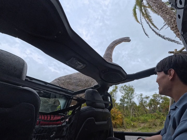 ▲「DINOSAUR SAFARI」還能看到各式各樣的草食恐龍。　記者-游琮玄／攝影