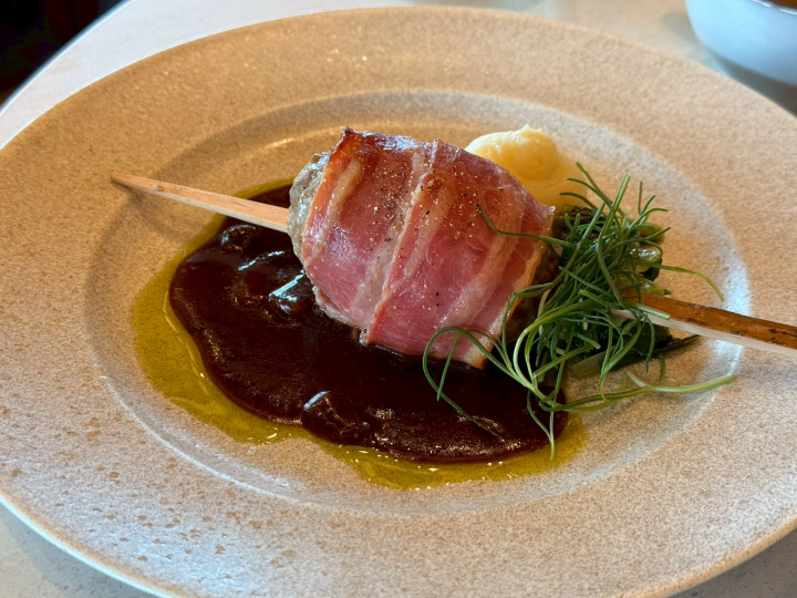 ▲來到這裡必吃的培根漢堡排，適合喜歡大口吃肉的旅人。　記者-游琮玄／攝影