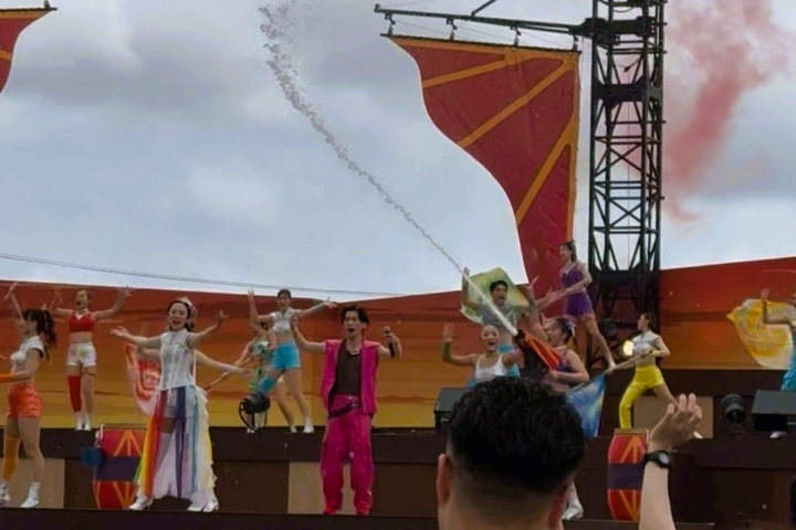 ▲「JUNGLIA SPLASH FES」結合歌舞與水花還有煙火非常熱鬧。　記者-游琮玄／攝影