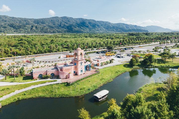 ▲「理想 PAARK 水岸生活」森光遊湖結合湖畔綠意與異國風格建築，呈現悠閒水岸旅行氛圍。　圖：花蓮理想大地渡假飯店／提供