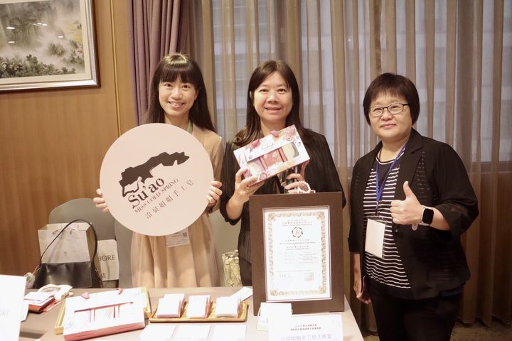 ▲交流會業者-冷泉姐姐手工皂、東北角管理處游麗玉處長（中）、台灣學之旅有限公司總經理簡佩平（右）。　記者-林秀美／攝