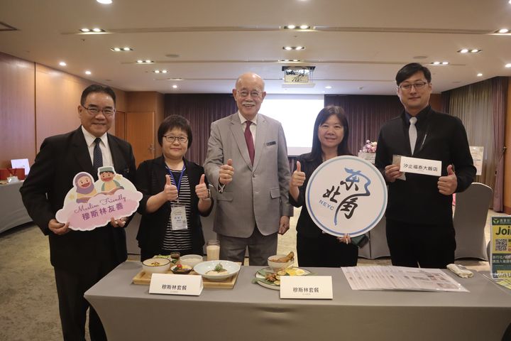 ▲汐止福泰大飯店提供穆斯林套餐預訂服務。（左3）汐止福泰大飯店總經理梁志光、（左1）汐止福泰大飯店副總經理黃大清。　記者-林秀美／攝