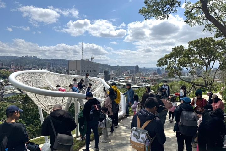可躺上去看天空和雲朵的「雲散平台廣場」。　圖：台北市政府工務局大地工程處／提供 