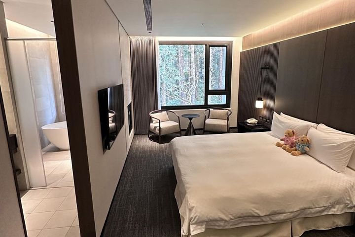 ▲賞螢活動結束後，入住阿里山賓館2026全新推出「雲端之森－映悅山景雙人房」，再享翌日麗景廳自助式早餐。　圖：阿里山賓館／提供