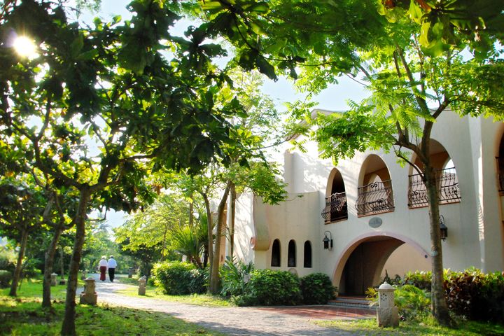 ▲「花蓮理想大地渡假飯店」推出「專屬 In-Room Check-in」服務，並提供免費「森光遊湖與森林漫步」，讓長者在湖光山色與綠意慢旅。　圖：花蓮縣觀光旅館商業同業公會／提供