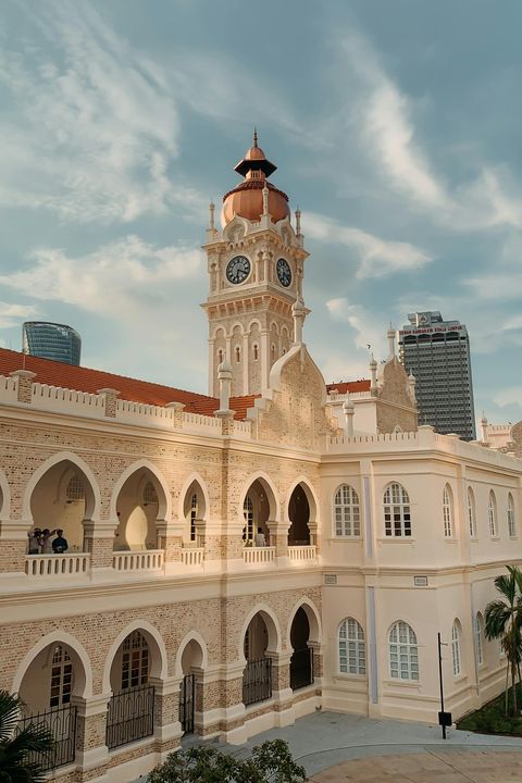 ▲(左)「蘇丹阿杜沙末大廈」（Sultan Abdul Samad Building）目前已重新開放。　圖：馬來西亞觀光局／提供