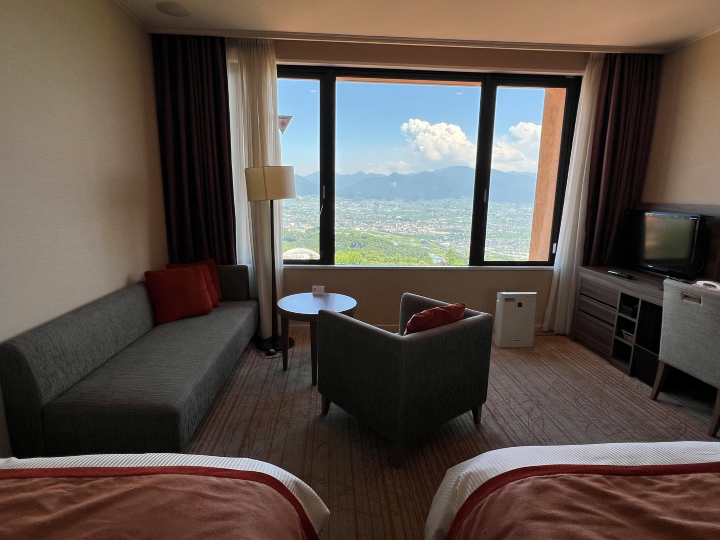 ▲標準雙床房具備大片窗台，可飽覽周圍自然風光。　圖：向日遊／提供