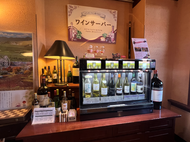  ▲獨特的迎賓葡萄酒試飲機提供多款美酒，可根據需求購買不同面額卡片一一品嘗。【※ 禁止酒駕；飲酒過量，害人害己。】　圖：向日遊／提供