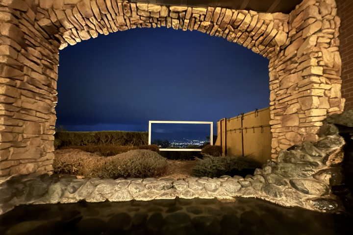 無論男女大浴場都能眺望富士山與甲府盆地百萬夜景，推薦入住期間早晚都前往享受。　圖：向日遊／提供