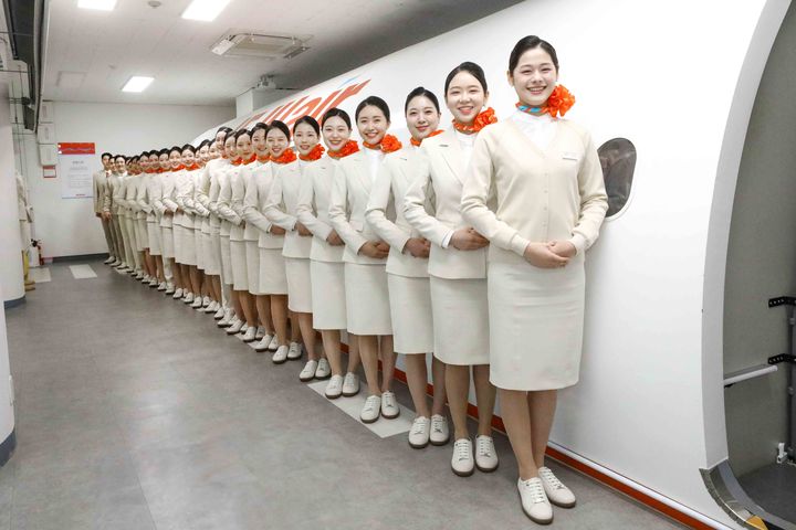 ▲濟州航空於2018年率先推動韓國籍客艙空服員服務規範，包含放寬配戴眼鏡、指甲彩繪限制、穿著低跟鞋等。　圖：濟州航空／提供