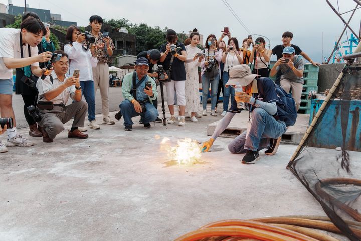 ▲磺火點燃瞬間。　圖：北海岸及觀音山國家風景區管理處／提供