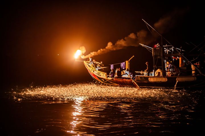 全球唯一「蹦火漁法」限時登場，邀您見證海上奇景。　圖：北海岸及觀音山國家風景區管理處／提供