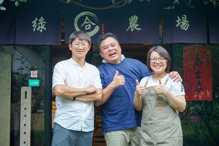 「綠合生態農場」邱照明及吳昭燕夫妻，用微笑經營土地推動綠色農遊 ESG。　圖：方子維／提供 