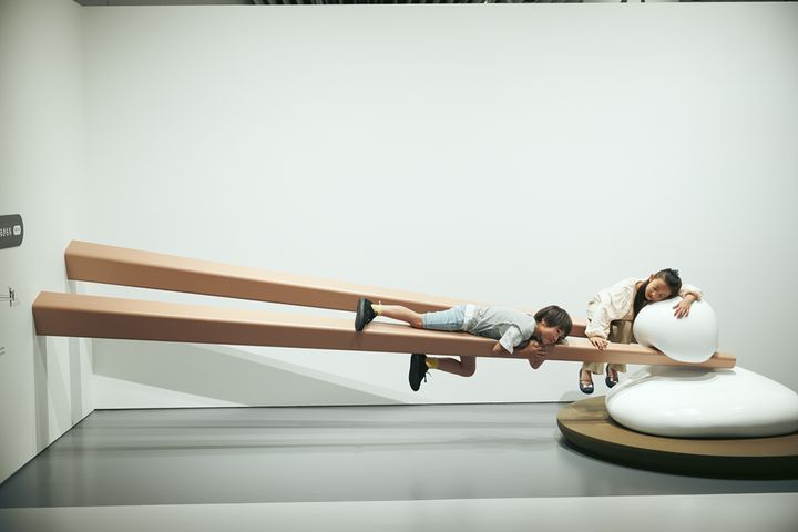 ▲《被吃掉的心情》（plaplax，2025）於TOKYO NODE「Design Ah! Exhibition neo」展覽現場，2025年 攝影：Keisuke Kitamura。　圖：香港旅遊發展局／提供