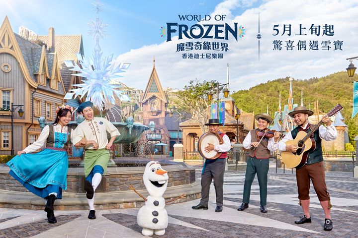 ▲雪寶驚喜現身《冰雪奇緣》園區與賓客近距離互動，為樂園增添限定魅力與歡樂氛圍。　圖：香港迪士尼樂園／提供