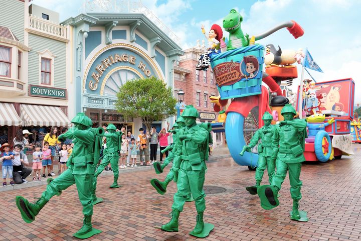 ▲人氣活動「Pixar 水花大街派對！」將於今夏清爽回歸。　圖：香港迪士尼樂園度假區／提供