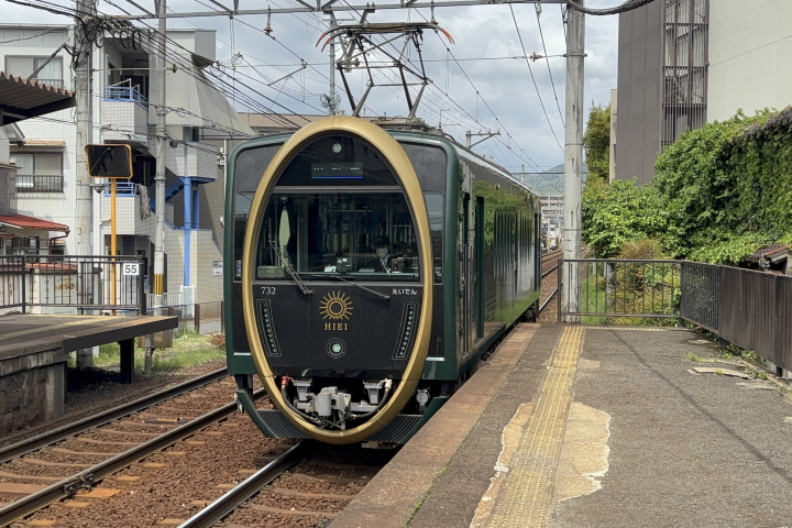 觀光列車「HIEI」造型獨特優美，行駛於「出町柳站」至「八瀨比叡山口站」之間。　圖：向日遊／提供