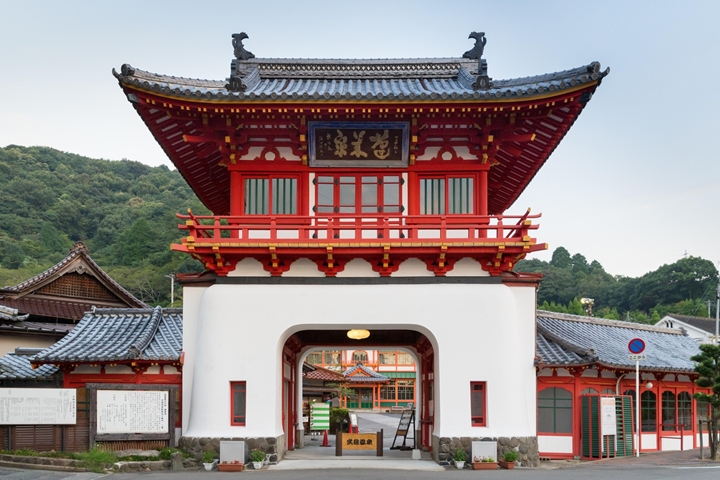 ▲「武雄溫泉樓門」是當地象徵性建築，也是必拍亮點，與東京車站同由日本建築大師辰野金吾操刀設計而成。　圖：武雄市觀光協會／提供