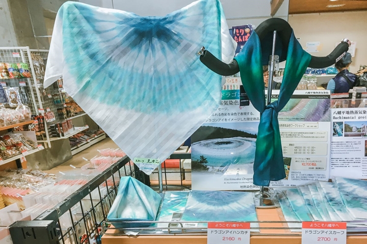 ▲宛如將「龍之眼」絕景面貌完整復刻的絲巾、手帕都非常美麗，送禮自用皆合宜。　圖：日本旅行情報局／提供