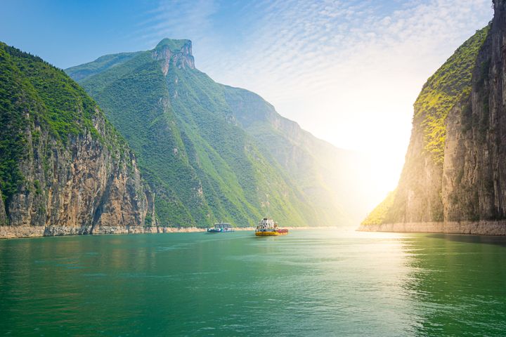 ▲乘著遊輪悠閒體驗重慶至宜昌段峽谷美景之美。　圖：shutterstock／來源