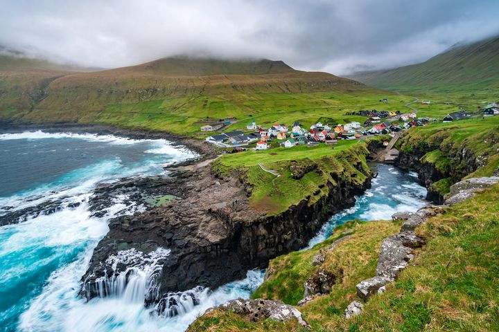 ▲杰格夫（Gjógv）漁村與天然海溝，懸崖邊就是海鸚鵡的築巢地。　圖：shutterstock／來源
