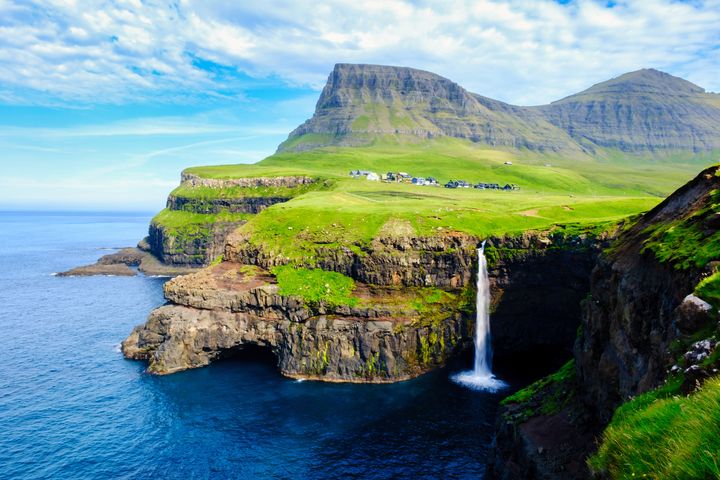 ▲世界最美的入海瀑布 Mulafossur Waterfall，是法羅群島必訪景點之一。　圖：shutterstock／來源 