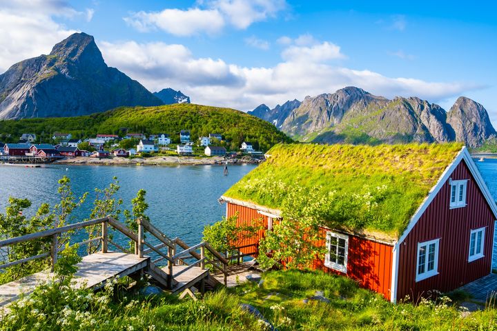 ▲羅浮敦群島雷訥（Reine）漁村，夏季可見到紅色傳統草屋頂住宅。　圖：shutterstock／來源