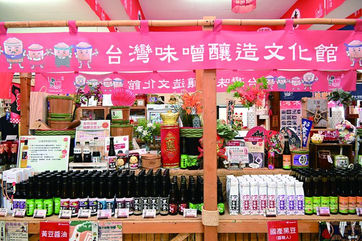 透過明亮設計、完善動線規劃、多元商品以及清晰製造過程，呈現「台灣味噌釀造文化館」的豐富面向與釀造產業的特色。　記者-王政／攝