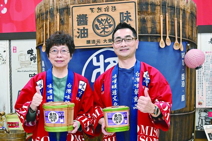 ▲（左起）台灣旅遊交流協會執行委員會主委賴瑟珍、味榮食品總經理許立昇。　記者-王政／攝