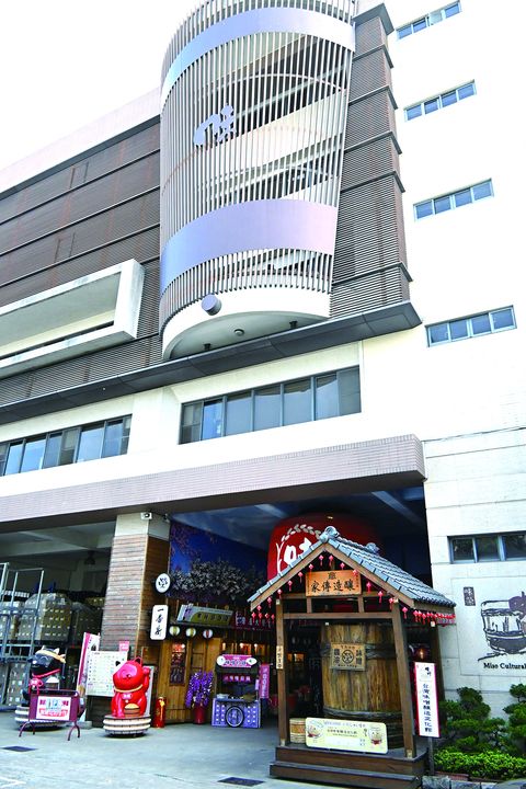 ▲走過80年歷史的味榮食品，因應時代的演進，不僅仍保有製造業的競爭力，亦開拓出觀光的新面貌。　記者-王政／攝