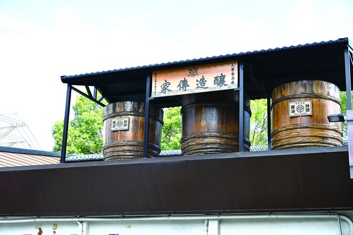 ▲堅持天然發酵，控制時間與溫度變化，好的味噌需要「讓時間說話」。　記者-王政／攝
