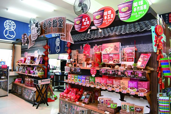 ▲除了觀光工廠，味榮也開發可帶走常溫即食調理包，讓在地農產台菜料理也能輕鬆享用。　記者-王政／攝