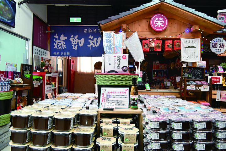 ▲生產口味多元的味噌醬，滿足餐桌上各款料理需求。　記者-王政／攝