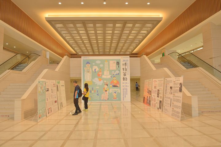 ▲「博物策動」展示現場（2025），觀眾在本館售票大廳駐足瀏覽學生策展作品。今年展示同步於本館售票大廳及木雕分館絲路走廊展出。　圖：中台世界博物館／提供