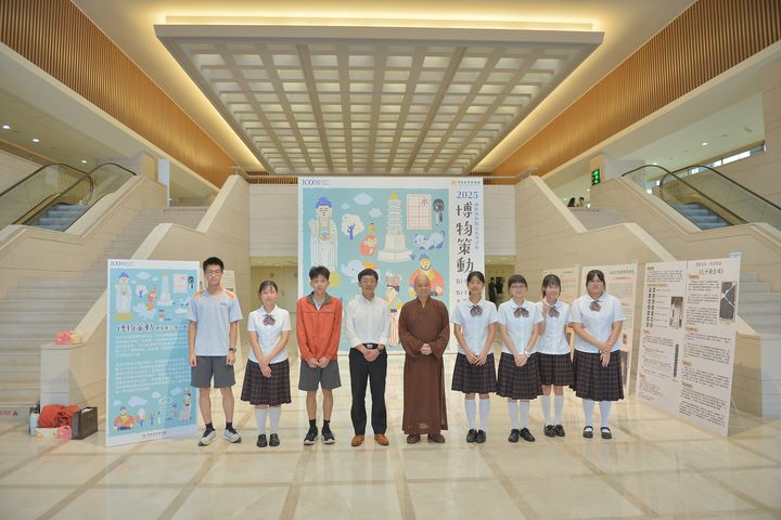 「博物策動」微型展示，學生策展人合影（2025）。今年展示即日起至05/24，持續邀請年輕世代走進博物館、詮釋文化。　圖：中台世界博物館／提供