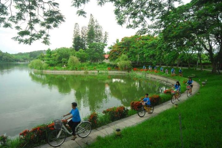 ▲沿湖畔愜意騎自行車。 圖:臺南市政府觀光旅遊局/提供