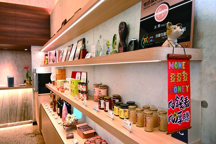 ▲推動「農業六級化」，將一級生產、二級加工與三級行銷整合，讓農產品換個方式成為伴手禮或紀念品。　記者-王政／攝