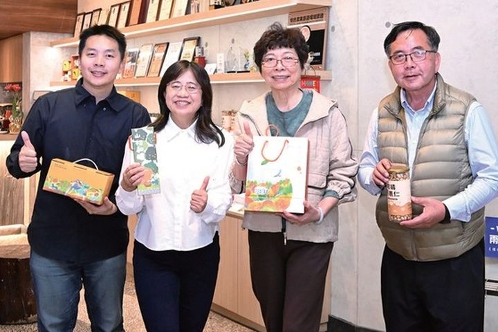 ▲（左起）公老坪流星花園第3代陸冠全、台中市觀光旅遊局局長陳美秀、台灣旅遊交流協會執行委員會主委賴瑟珍、公老坪流星花園第2代陸桂森。　記者-王政／攝