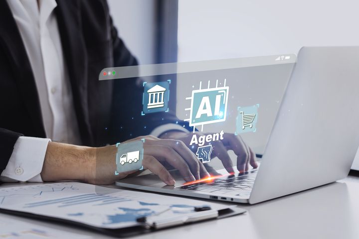 隨著 AI 技術多元發展，使用 AI 智能電商與客服系統，讓傳統旅遊產業進入數位轉型更臻快速與便捷。　圖：shutterstock／來源