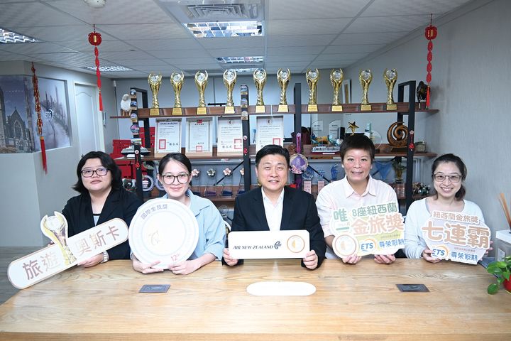 ▲尊榮假期董事長劉正輝（中）率領紐西蘭專業團隊合影。　記者-王政／攝