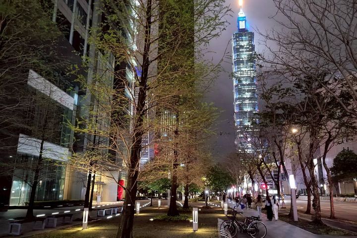▲夜燈以漫射的方式照亮街景，與101形成多層次的臺北夜景。　圖：臺北市政府工務局公園路燈工程管理處／提供